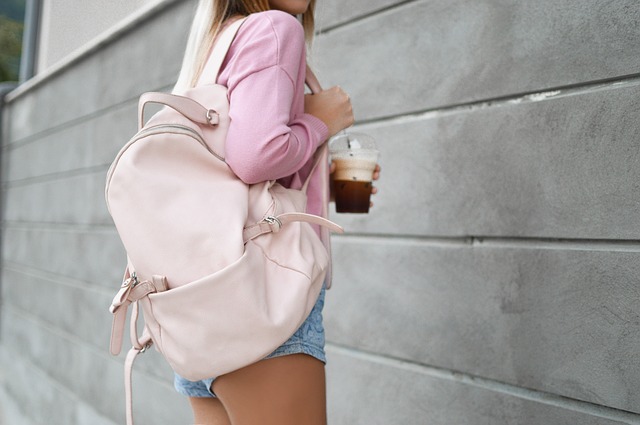 růžový batoh