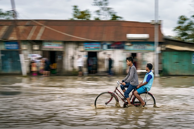 cyklista při povodni.jpg